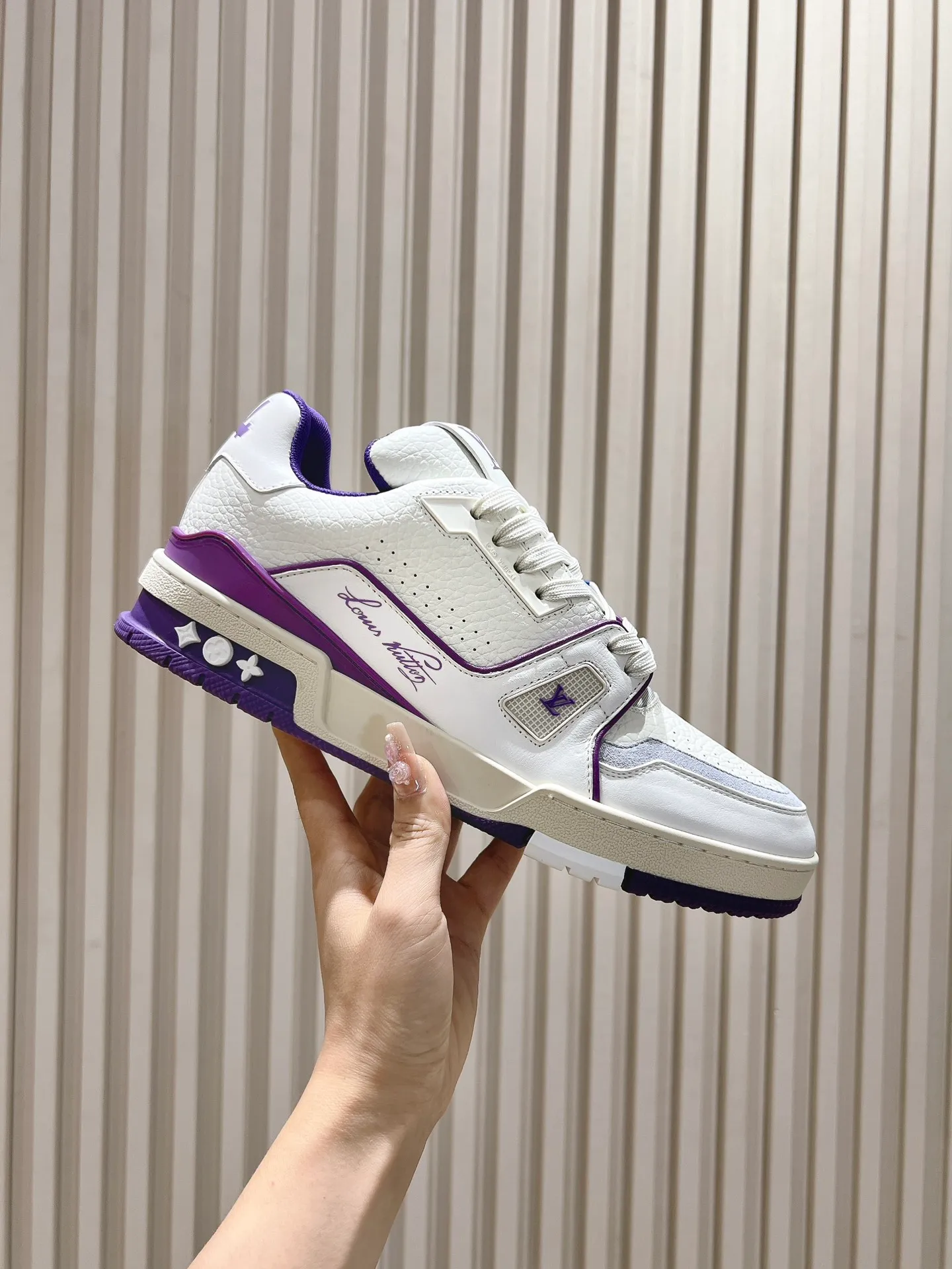 👟👟Ex-factory price 840👟👟 Dongguan high-end supply top version LV-Louis Vuitton 2022 catwalk new style, original 1:1 developed replica! ! It is very comfortable to wear on the foot. It is made of fine workmanship. The upper is spliced ​​with calfskin imported from Italy. The side is decorated with the brand's LOGO and signature. The cowhide foot pads are lined with mesh, making the foot feel super comfortable. The original two-color TPU combination outsole is specially provided by the original factory. Packing process: Goodyear stitching and overlocking Size: 35-44 standard size